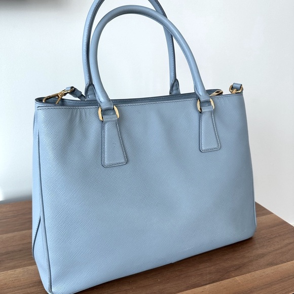 Prada bag, chic! - Picture 2 of 2